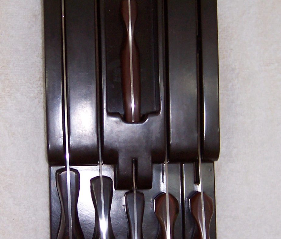 Vintage Cutco 7pc Knife Set with Wall Mount - Triple A Resale